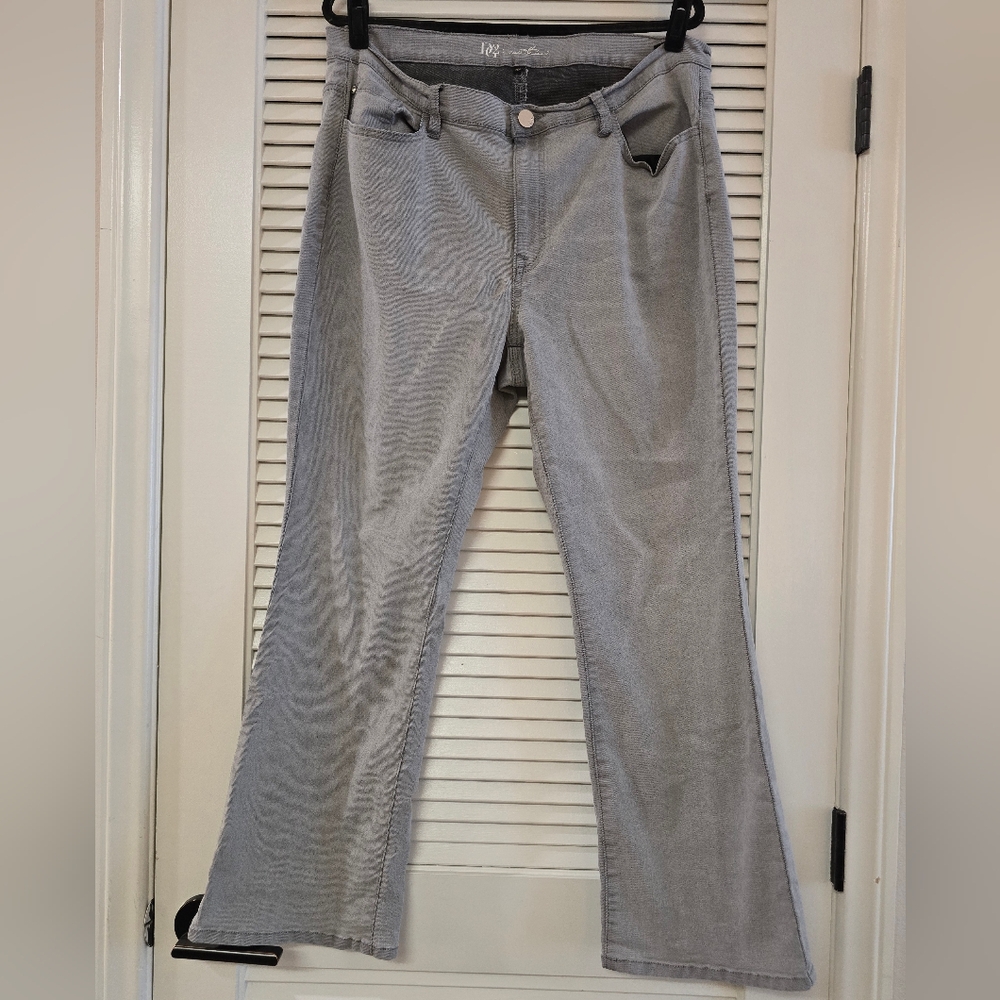 DG2 Diane Gilman - (Plus-Size) Light Grey Jeans With Pockets